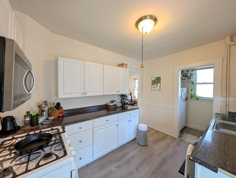 Building Photo - 14 Sanborn Ave