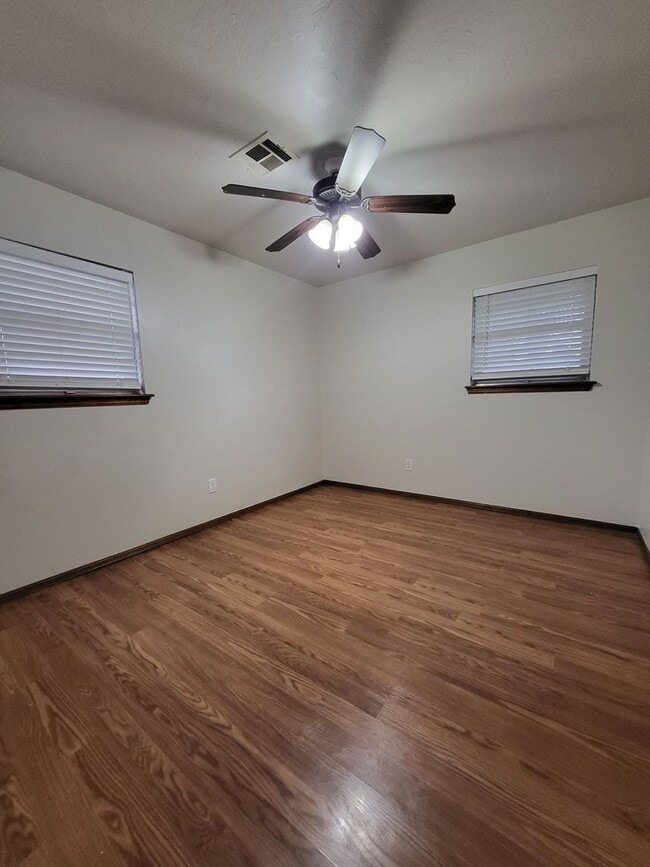 Building Photo - (3) Bed/(2) Bath in Southern Hills w/ (2) Living Areas and Storm Shelter!