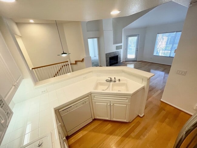 Building Photo - 2 Bedroom 2 Bath Condo with attached garage!