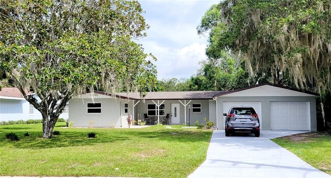 Building Photo - 1068 W Lakeshore Dr