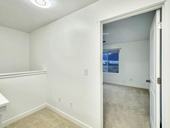 Building Photo - SHORT-TERM LEASE Townhouse in Draper - 3 BD 2.5 BA 2 GA - 2250 Square Feet