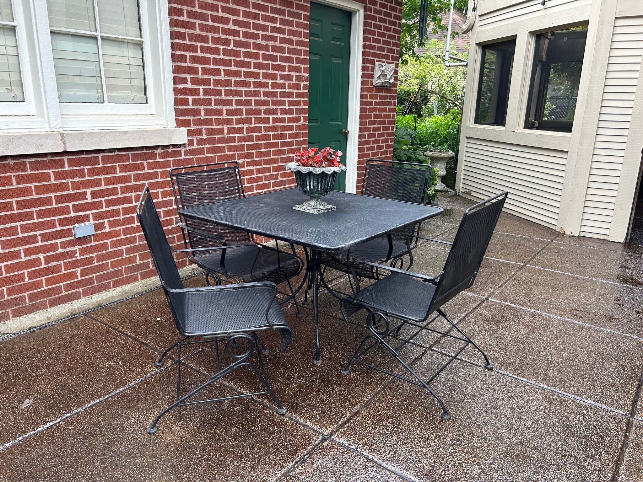 Building Photo - 220 W Harris Ave