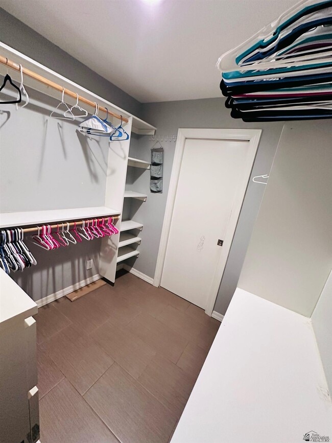 Building Photo - 3215 London Dr