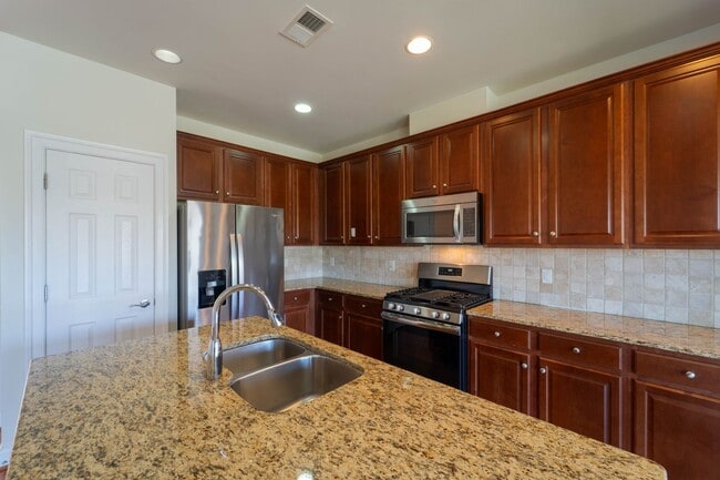 Building Photo - Gorgeous 3 Level Townhome