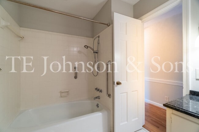 Building Photo - Spacious 5 Bedroom Home in the Heart of Sherwood Forest