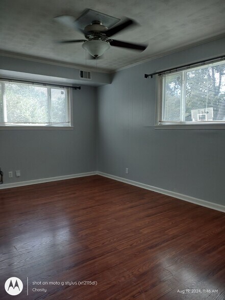 Building Photo - 802 W Oak Ave