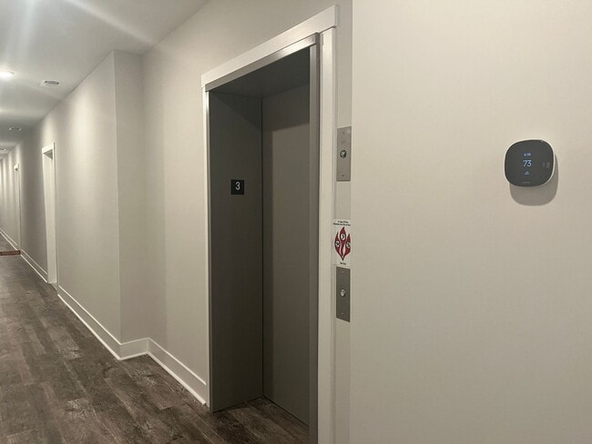Building Photo - Gorgeous upscale apartment in the heart of...
