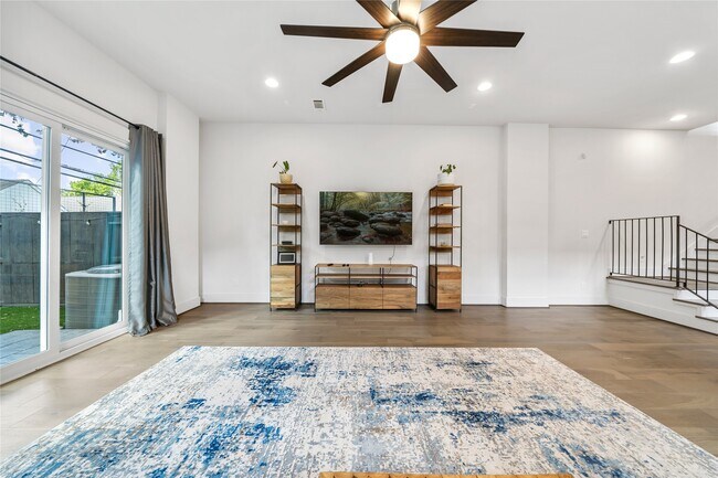 Building Photo - 620 E 26th St