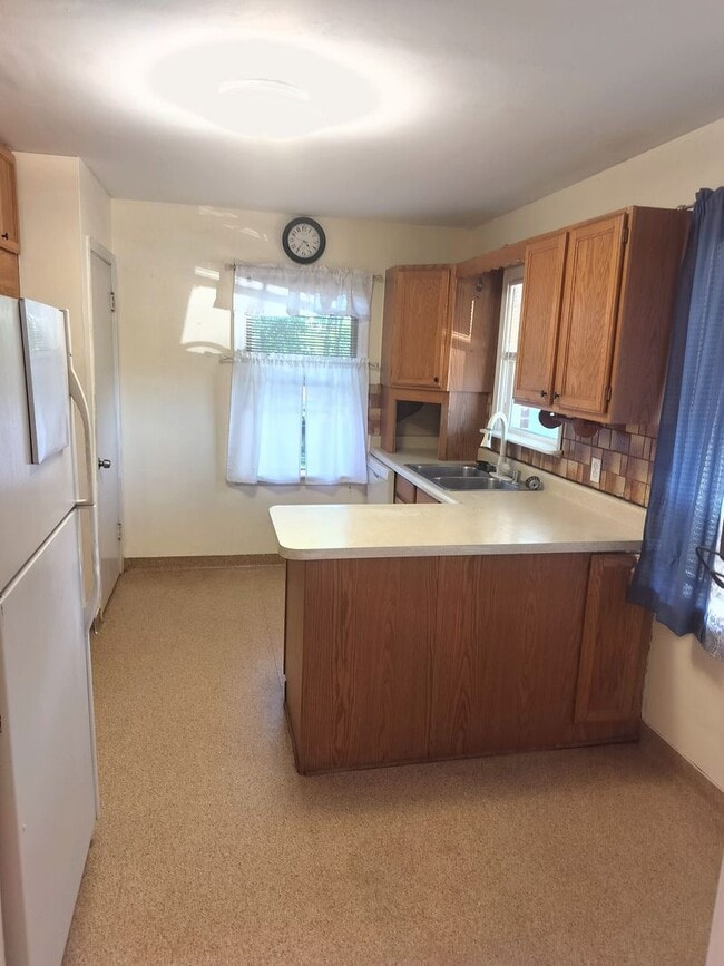 Building Photo - Charming 2-Bedroom Upper Duplex Unit in Ogden!