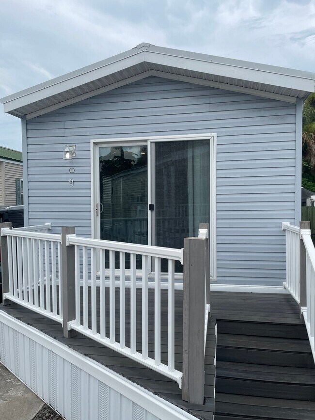 Building Photo - 2580 NE Indian River Dr