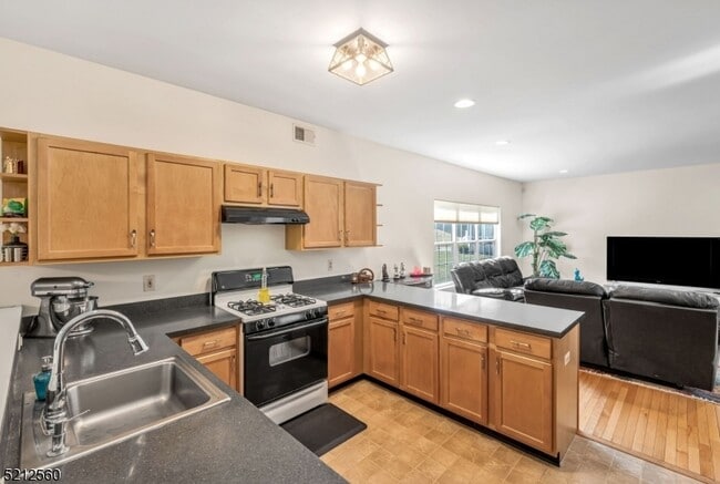 Building Photo - 706 Skyline Dr