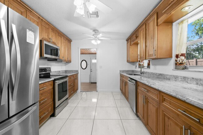 Building Photo - 244 Greymon Dr