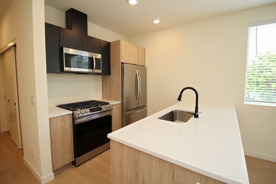 Building Photo - 7530 N Richmond Ave