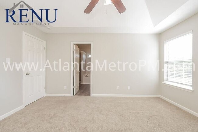 Building Photo - Now Available! 3 bedroom 3 bath!