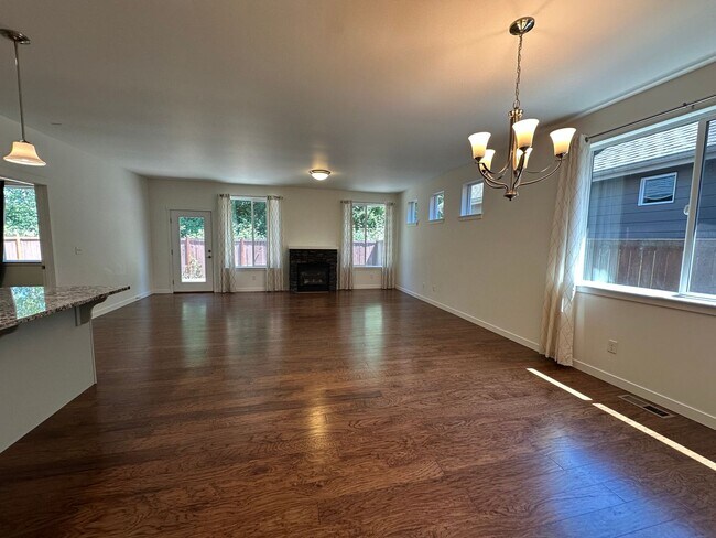 Building Photo - 3 Bed, 2.5 Bath House in Cordata Neighborhood