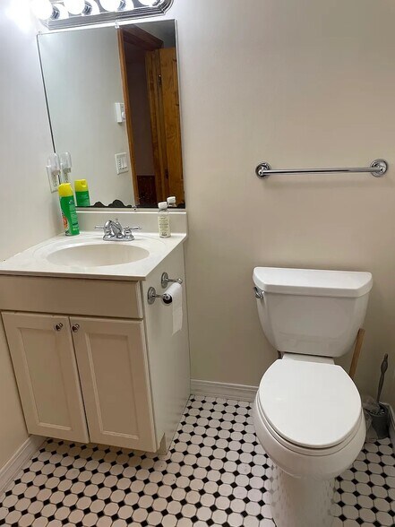 in law suite - bathroom - 229 Chapel St