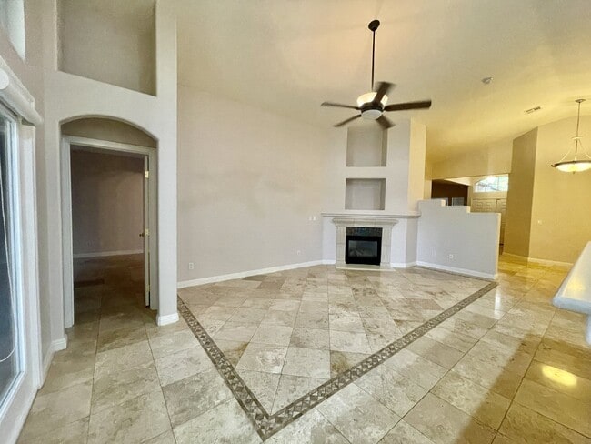 Building Photo - Stunning 3 bedroom 3 bath with dual primar...