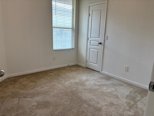 Building Photo - 2711 Skyview Long Dr