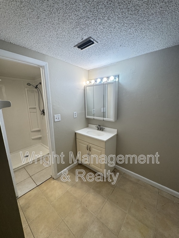 Building Photo - 8508 Pinehurst Dr