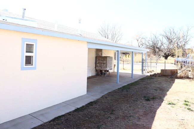 Building Photo - One bedroom bungalow