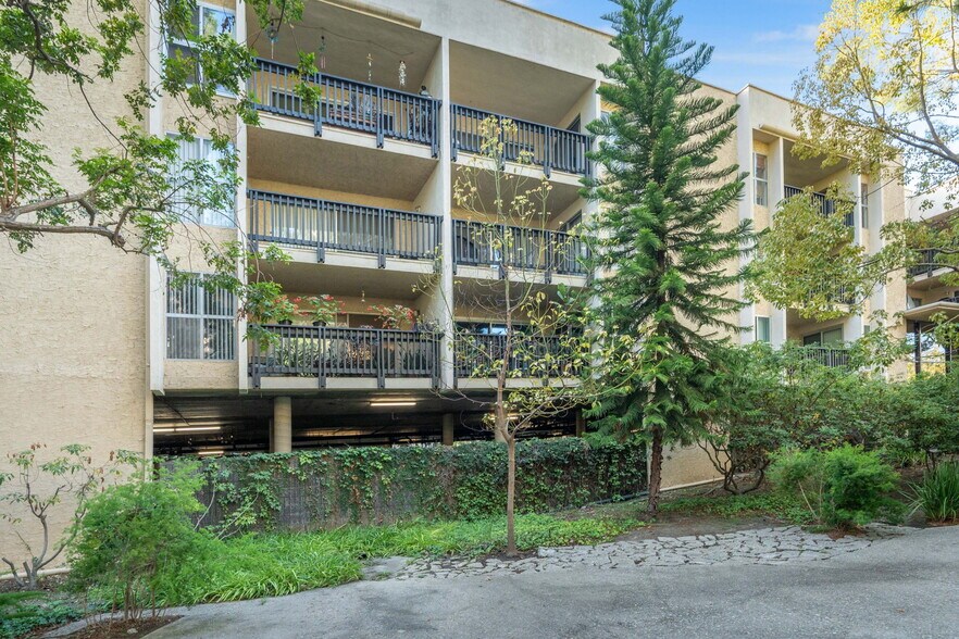 Building view - 3113 Raintree Cir