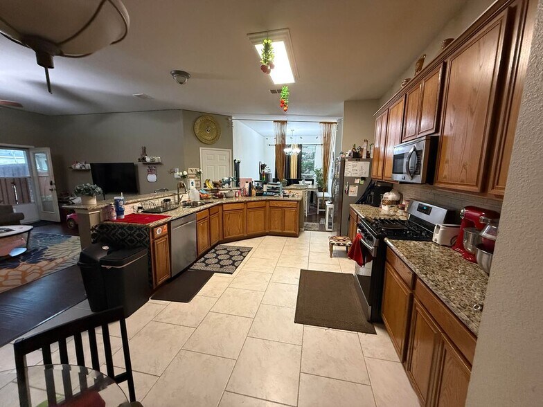 Building Photo - 1619 Mineral Springs Dr
