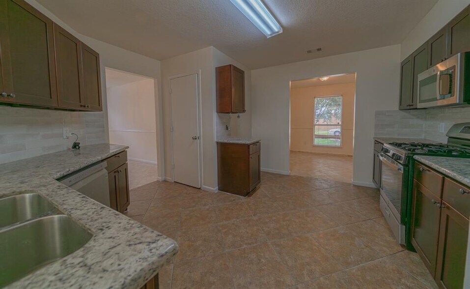Building Photo - 5511 Darby Square Trl