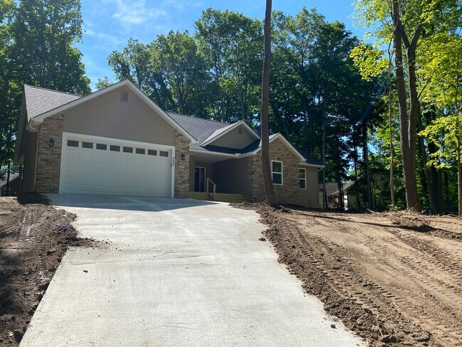 Building Photo - 9453 Shady Dr