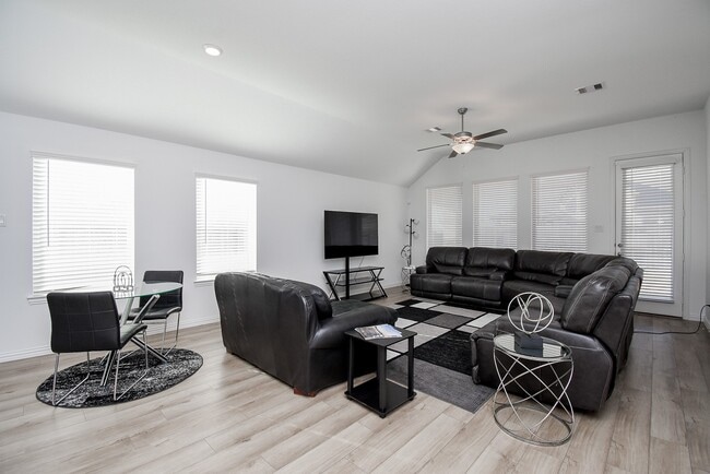 Building Photo - 31438 Vineyard Creek Dr