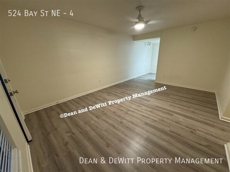 Building Photo - 2 Bed/1 Bath - Unit 4