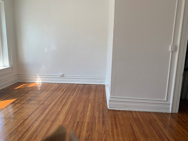 Building Photo - 3 Bedroom in Downtown York City, See Video...