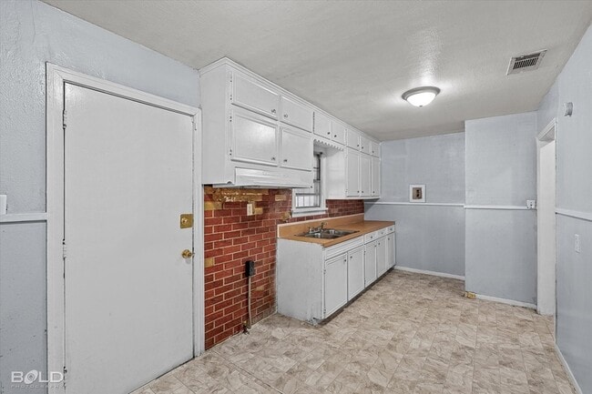 Building Photo - 2754 Lakehurst Ave