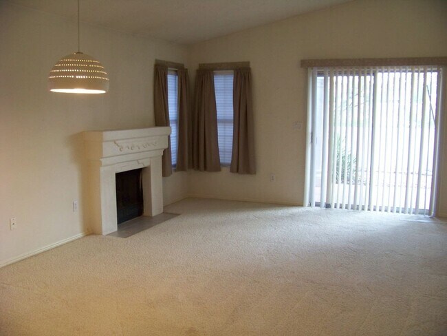 Building Photo - Mesa Townhome