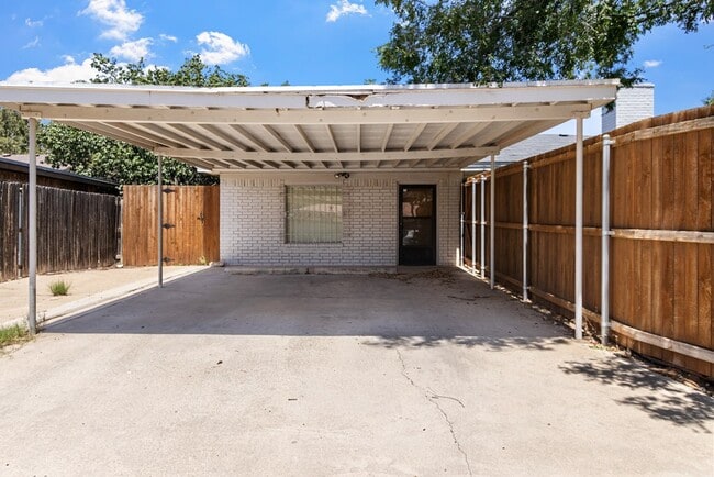 Building Photo - 2405 Emerson Ct