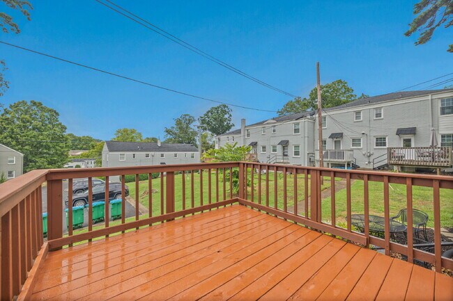 Building Photo - 512 Wakefield Dr