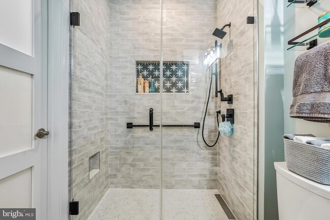 Building Photo - 27 Booth St