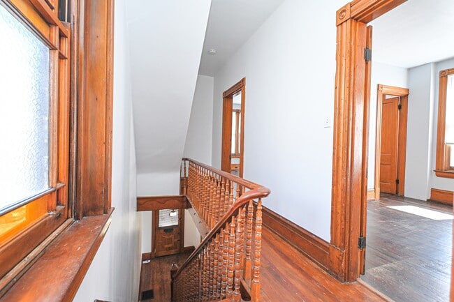 Building Photo - 735 Considine Ave