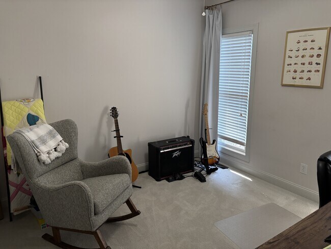 Building Photo - 420 Lake Forest Dr SE