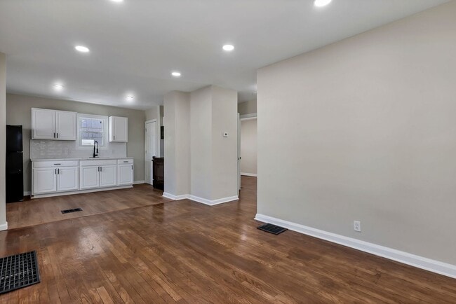 Building Photo - Newly Refreshed 3-Bed Bungalow with Bonus Sunroom & Finished Attic – Columbus Living!