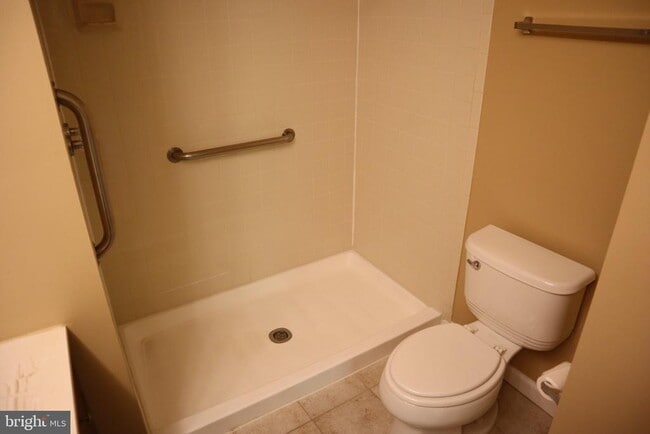 Building Photo - 10848 Douglas Ave