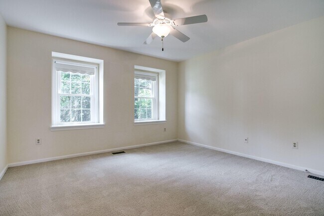 Building Photo - 1646 Montmorency Dr