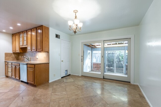 Building Photo - Beautiful & bright 3 bed / 2 Bath San Brun...