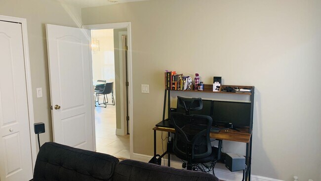 Building Photo - Lovely 4/2 in the Gated Lake Fisher Estate...