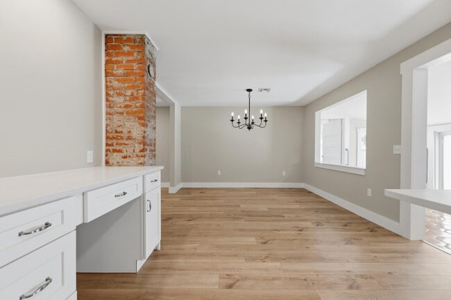 Building Photo - 103 W Centre St