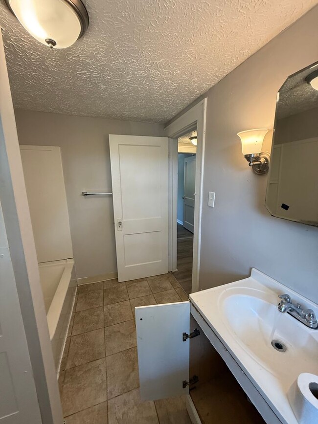 Building Photo - Section 8 and EDEN Accepted!!! Newly Renov...