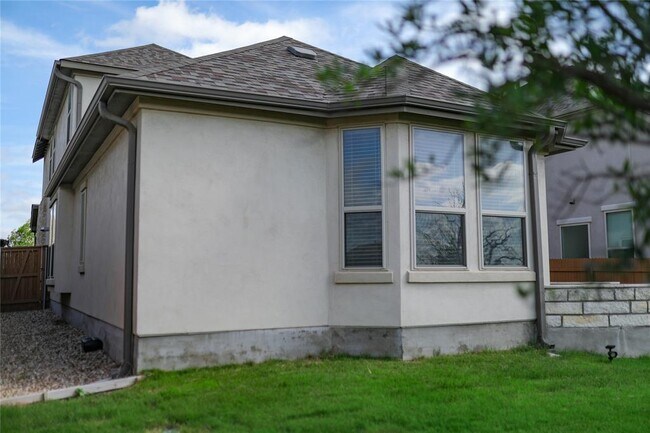 Building Photo - 112 Rosebush Dr