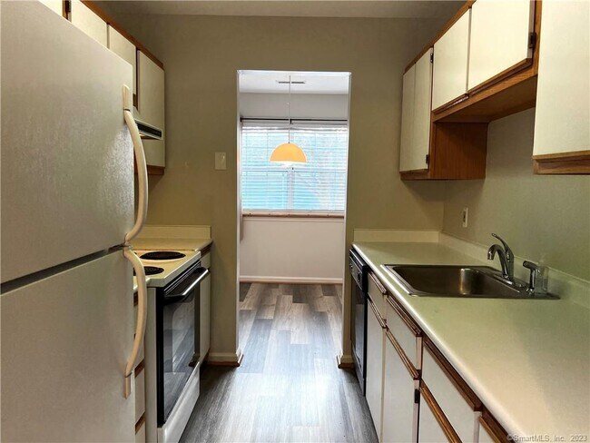 Building Photo - 408 Water Course Row