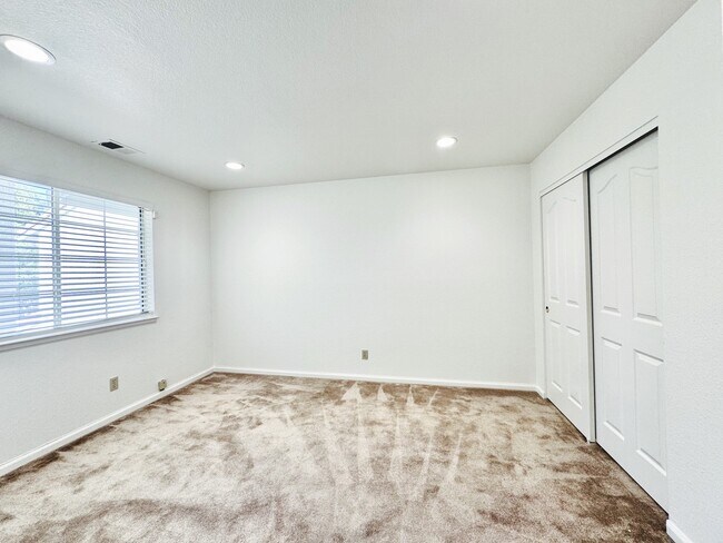 Building Photo - 4378 Conejo Dr