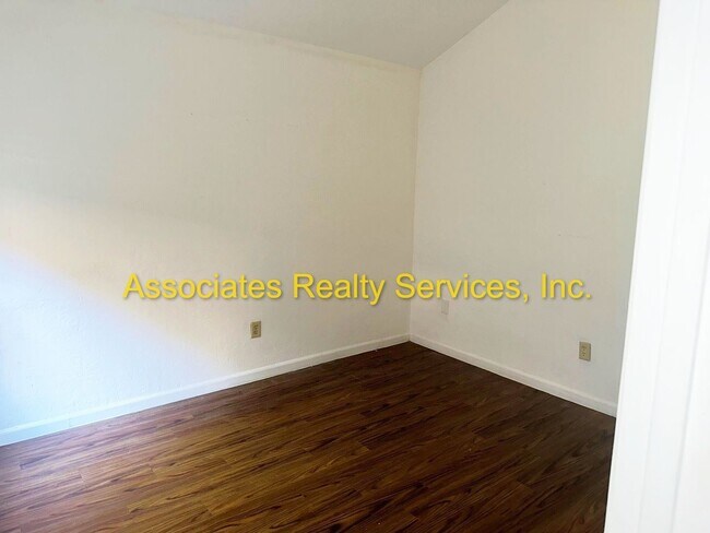 Building Photo - Charming 2 Bedroom, 2 Bath Home Near Veteran’s Park – A Must See!