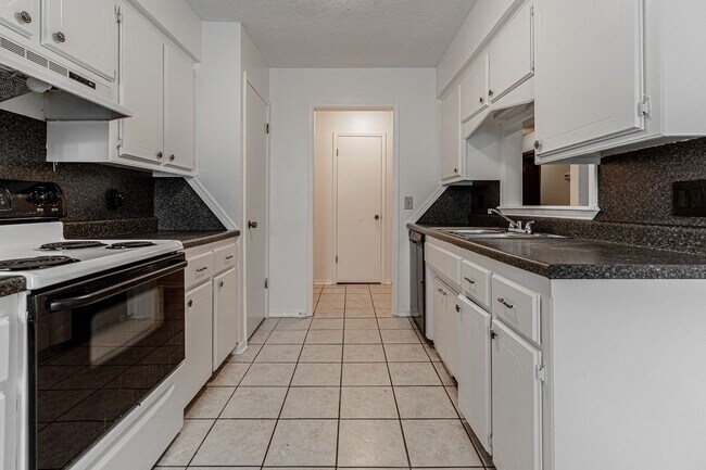 Building Photo - 3 Bed 2 Bath in OKC!